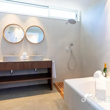 Stunning Angeles With Private Pool And Ac Close To Sitges Villa