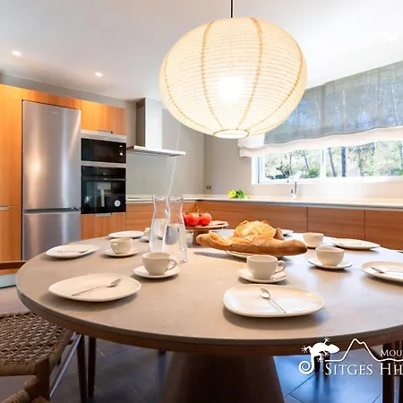 Stunning Angeles With Private Pool And Ac Close To Sitges *